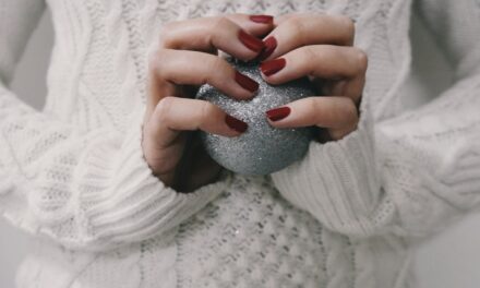 L’élégance discrète qui transforme vos ongles en un tableau chaleureux