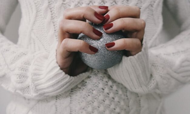 L’élégance discrète qui transforme vos ongles en un tableau chaleureux