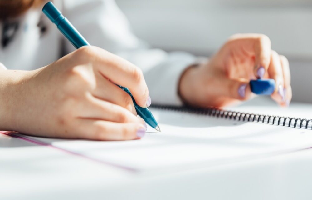 Formation sage-femme en ligne : maîtrisez les soins naturels pour accompagner vos patientes