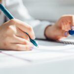 Formation sage-femme en ligne : maîtrisez les soins naturels pour accompagner vos patientes