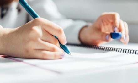 Formation sage-femme en ligne : maîtrisez les soins naturels pour accompagner vos patientes