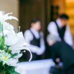 Comment l&rsquo;accueil famille funérarium transforme-t-il les premières heures du deuil ?