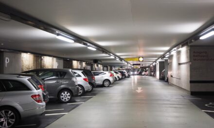 Parkings près des aéroports : comment choisir la meilleure solution pour un départ sans stress