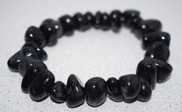 Bracelet en perles de tourmaline : quel modèle choisir selon votre style et vos besoins ?