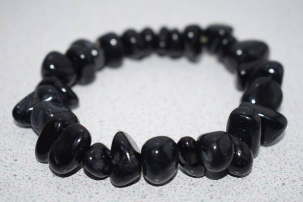 Bracelet en perles de tourmaline : quel modèle choisir selon votre style et vos besoins ?